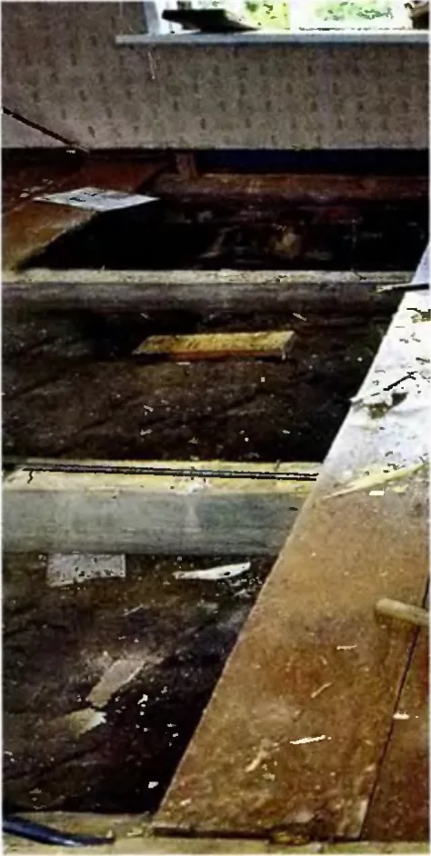 Угол комнаты со снятым полом и разобранной перегородкой