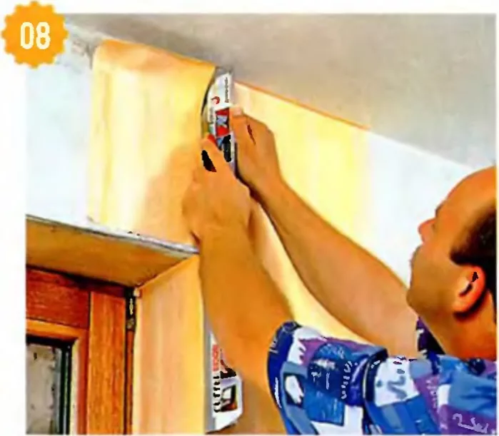 Обрезка обоев ножом над окном по краю откоса