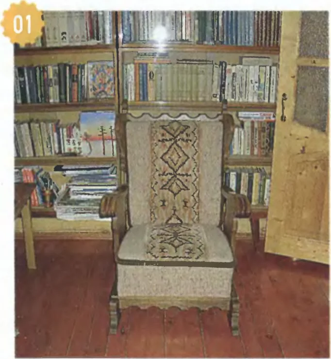 Старинное дубовое кресло с ковровой обивкой у книжного шкафа