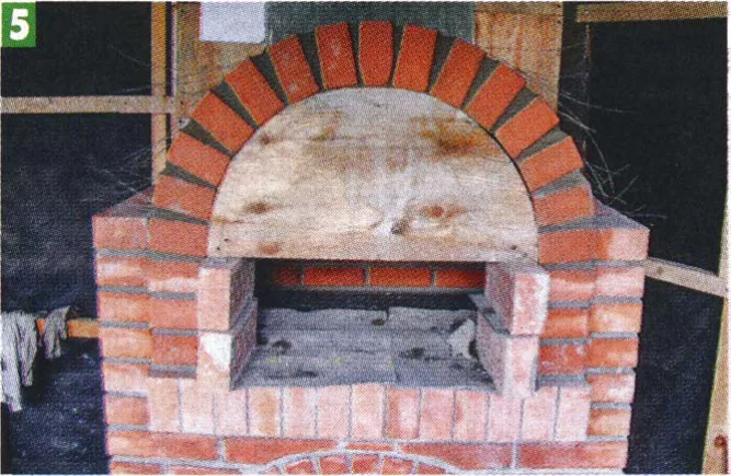 Кирпичная арка варочной камеры на деревянном кружале