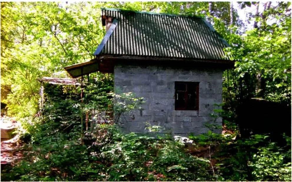 Коробка санузла из пеноблоков с крышей из ондулина