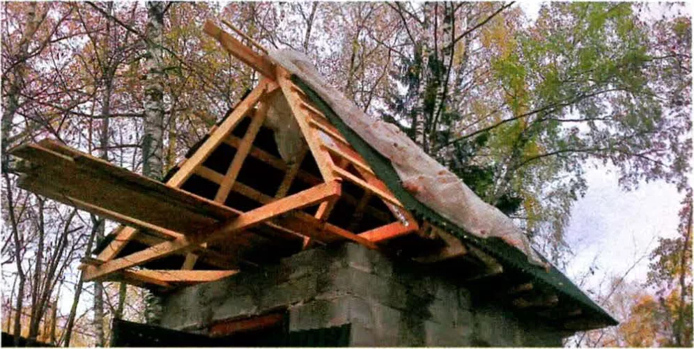 Стропила вальмовой крыши на стенах из пеноблоков
