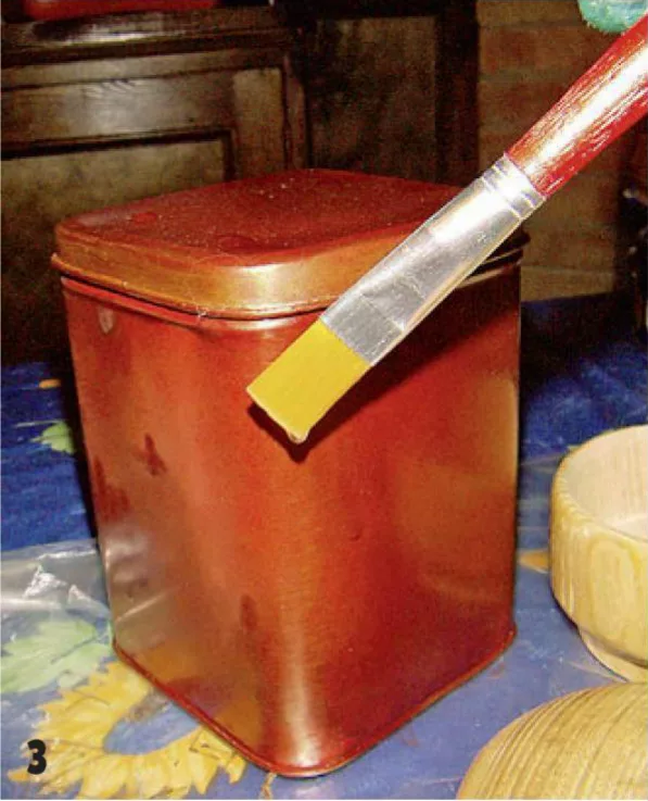 Кисть с лаком на красной жестяной банке