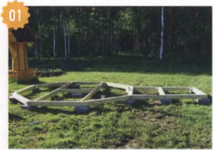 Нижняя обвязка из бруса лежит на опорах на траве